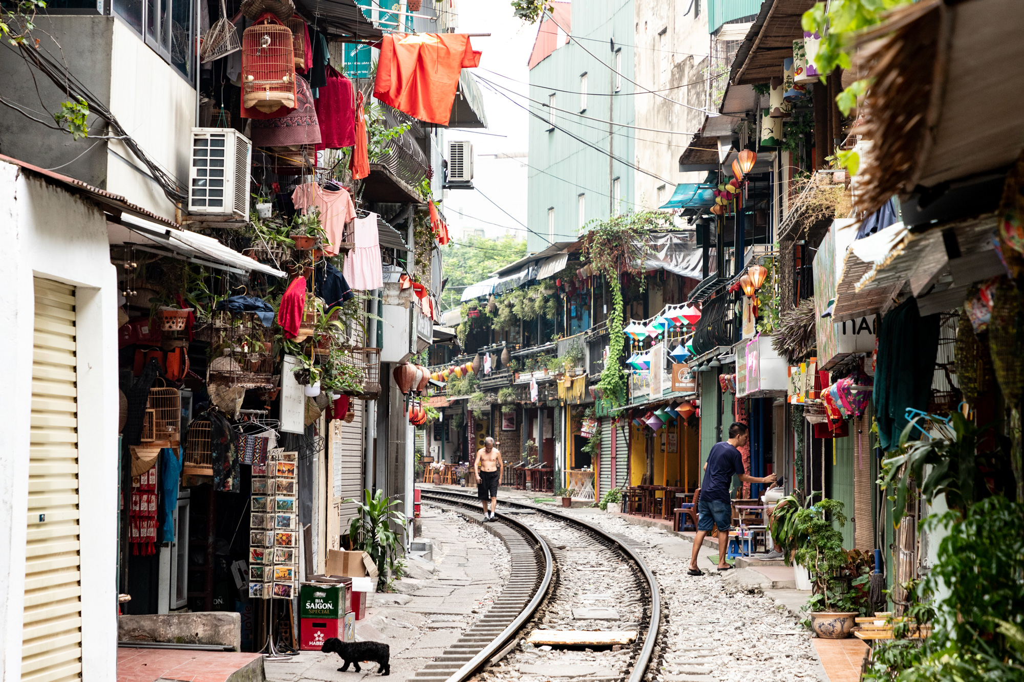 Una ferrovia in mezzo alla città di Hanoi, Vietnam