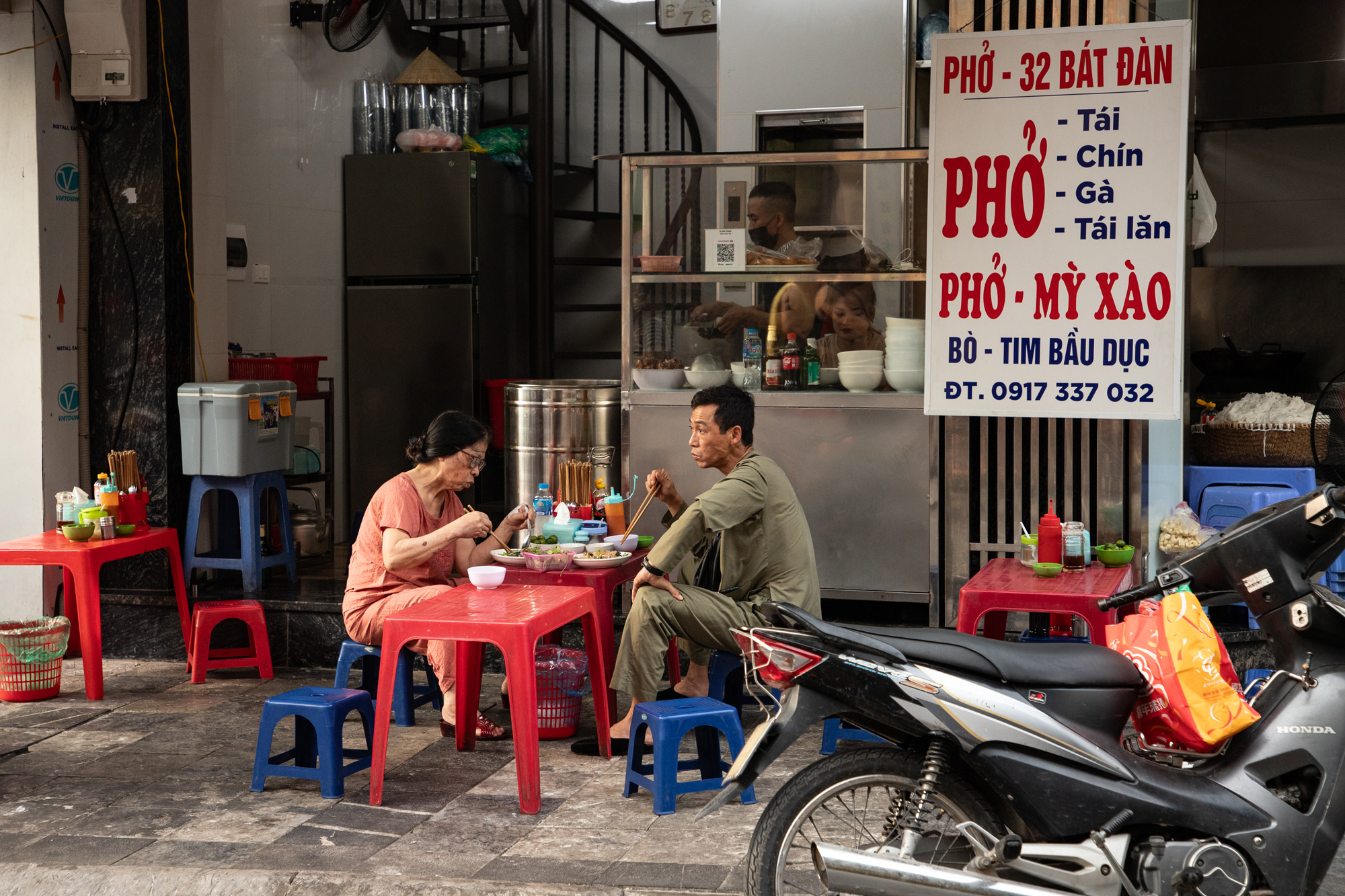 Hanoi, Vietnam: una coppia gusta una ciotola di Pho durante la pausa pranzo