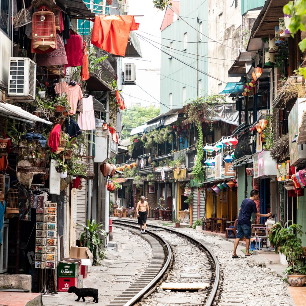 Una ferrovia in mezzo alla città di Hanoi, Vietnam