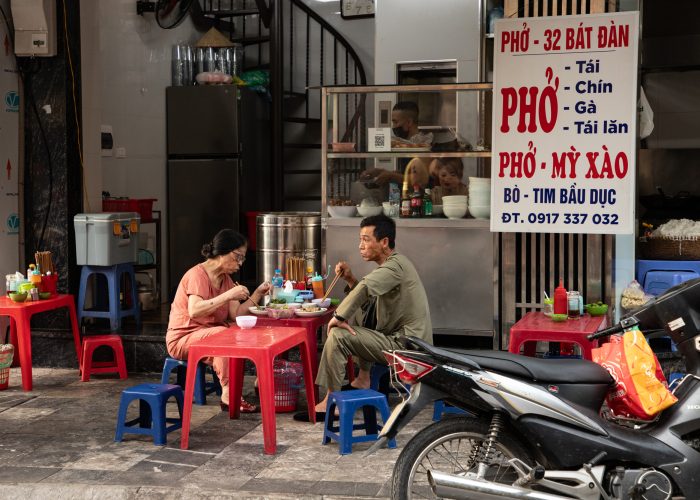 Hanoi, Vietnam: una coppia gusta una ciotola di Pho durante la pausa pranzo